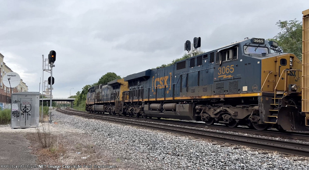 CSX 3065 on M214.